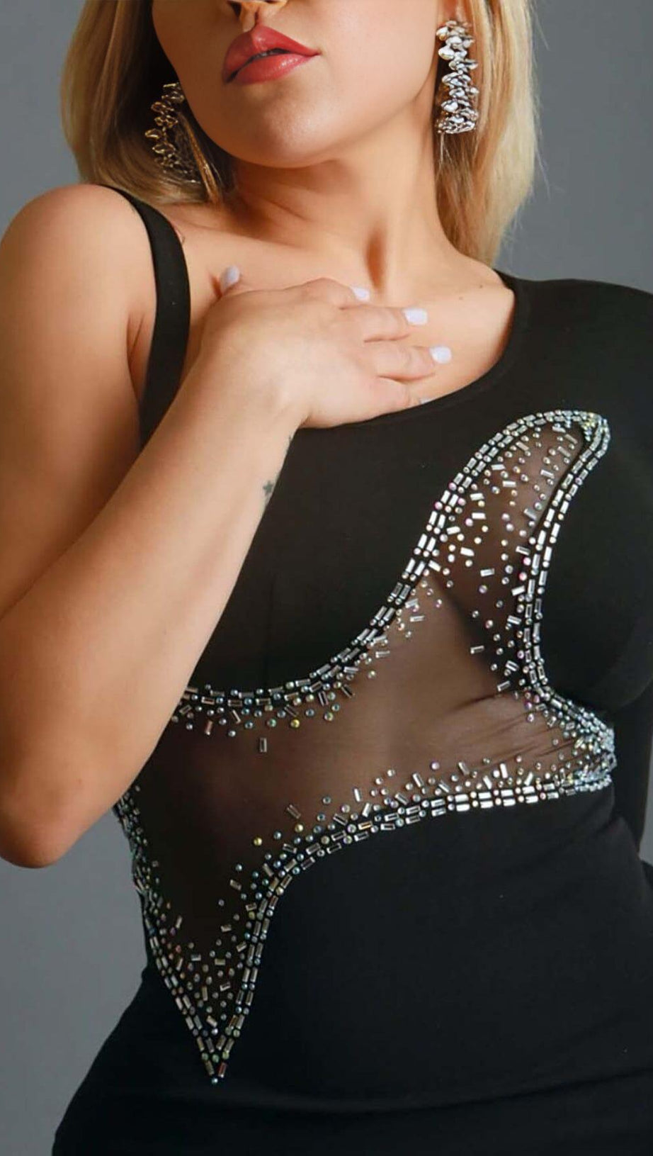 EINÄRMELIGES MINIKLEID MIT PERLEN IN SCHWARZ