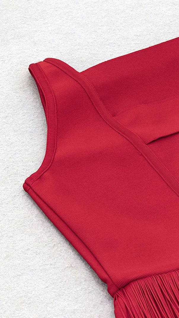 PLUS MIDIKLEID MIT AUSSCHNITT UND QUASTEN IN ROT