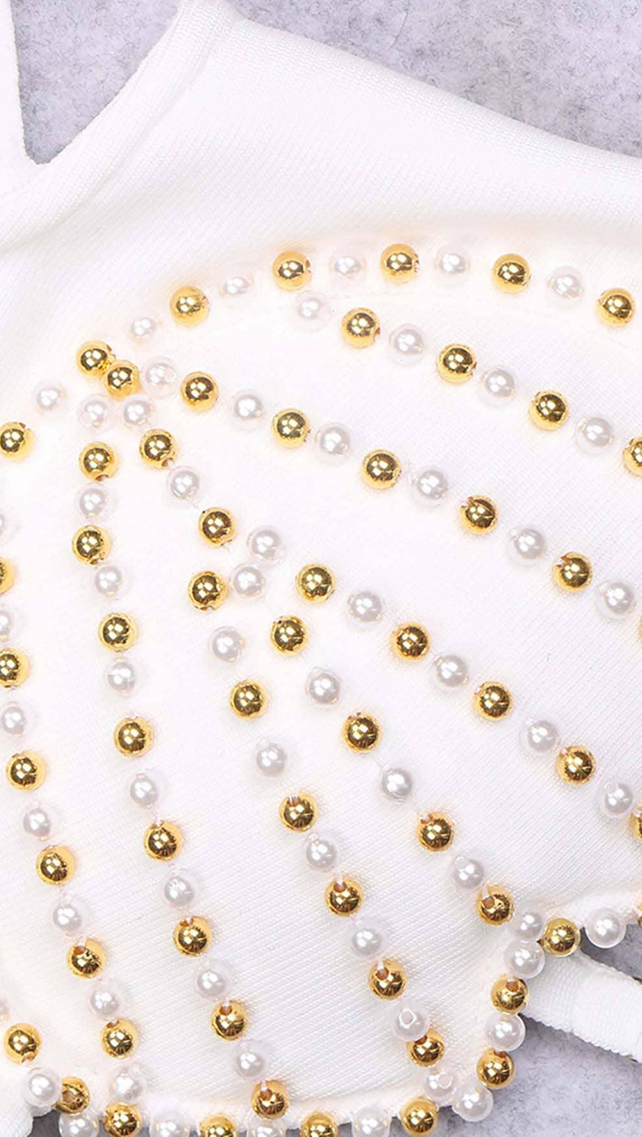 MIDIKLEID MIT MUSCHELTRÄGERN UND PERLEN IN WEISS