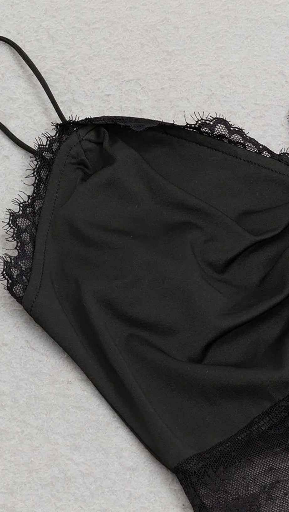 Spaghettiträgerkleid aus Spitze in Schwarz