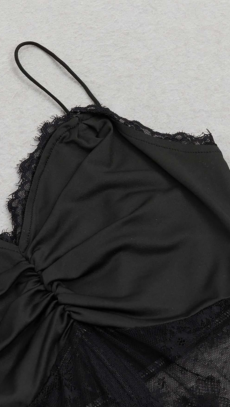 Spaghettiträgerkleid aus Spitze in Schwarz