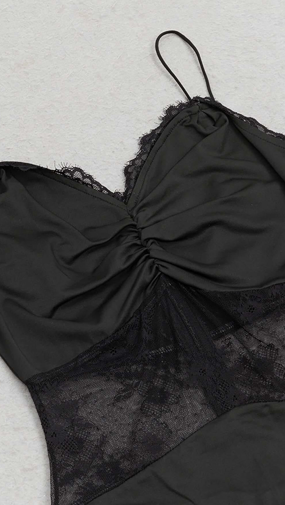 Spaghettiträgerkleid aus Spitze in Schwarz