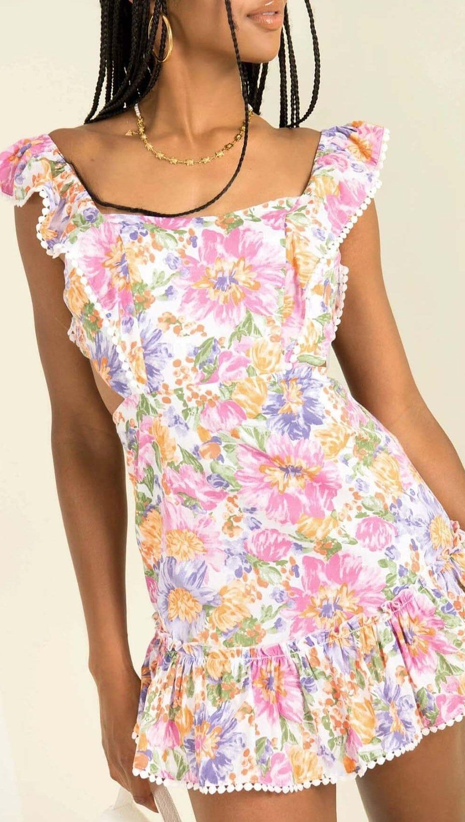 MINIKLEID MIT ECKIGEM AUSSCHNITT UND BLUMENMUSTER UND RÜSCHEN IN PINK