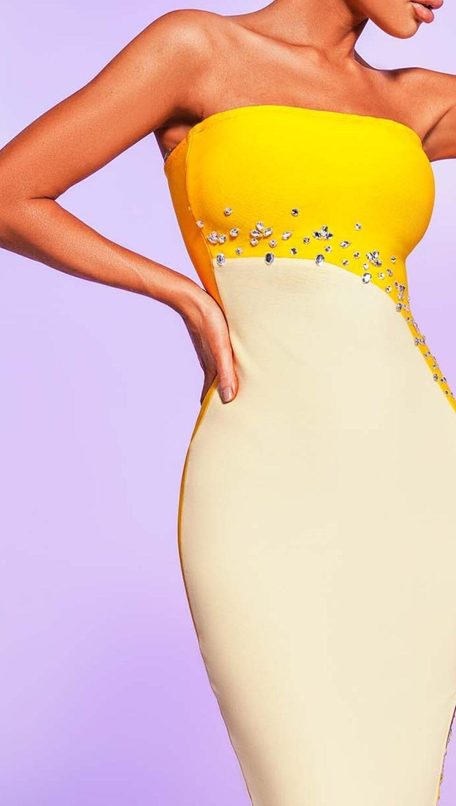 TRÄGERLOSES BANDAGE-MIDIKLEID IN GELB