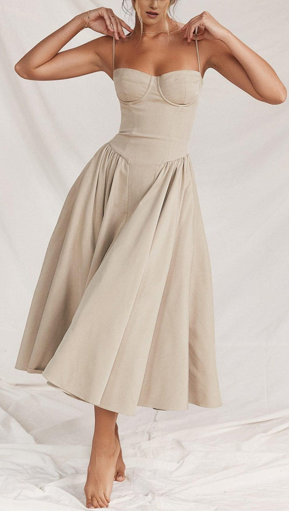 Taupefarbenes Sommerkleid mit Gürtel