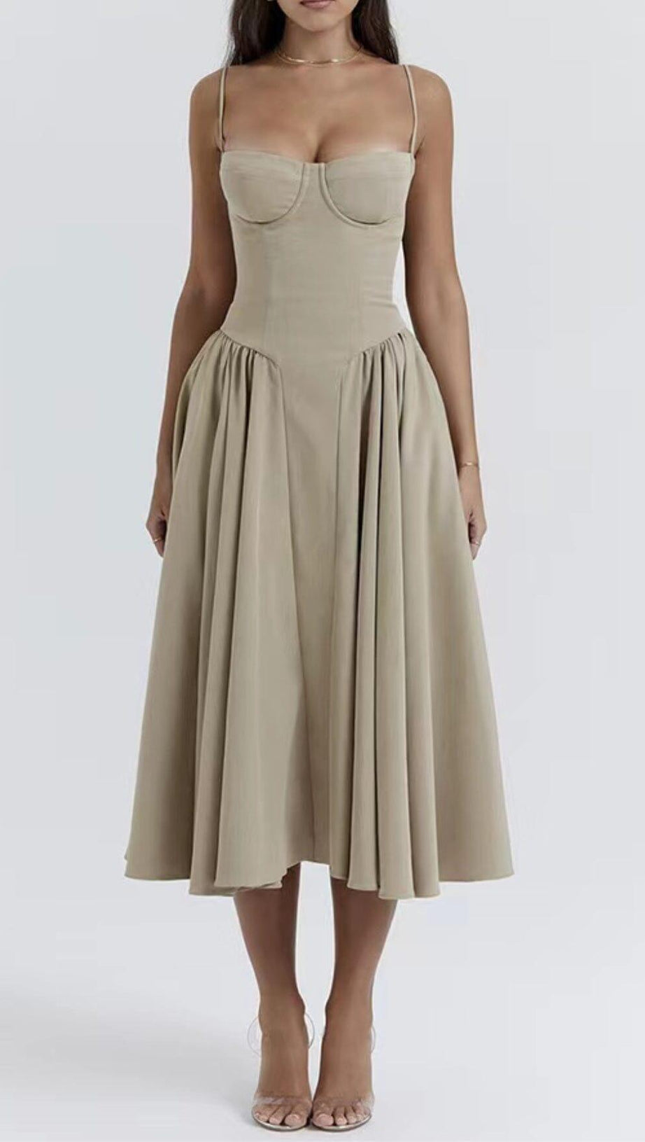 Taupefarbenes Sommerkleid mit Gürtel