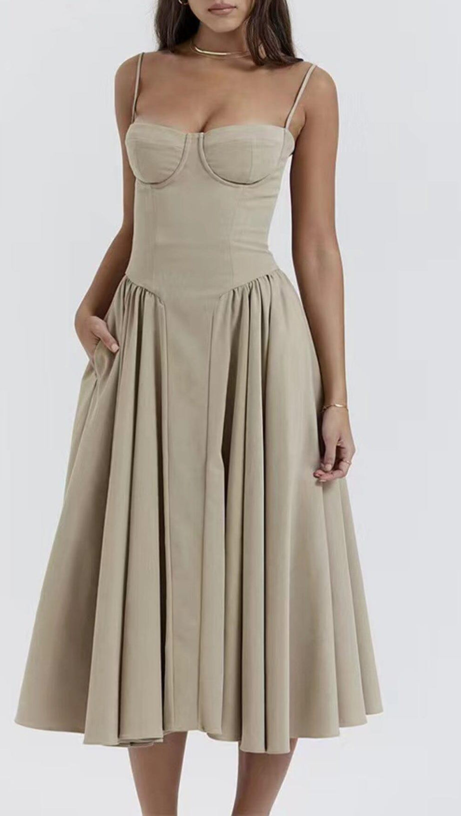 Taupefarbenes Sommerkleid mit Gürtel