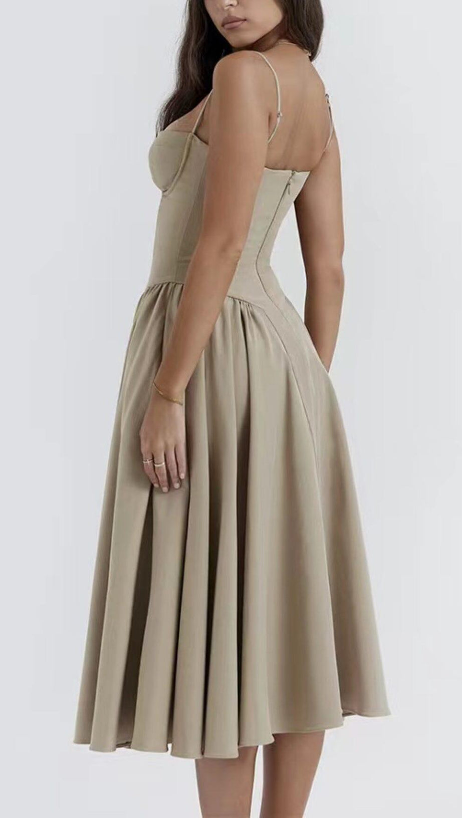 Taupefarbenes Sommerkleid mit Gürtel