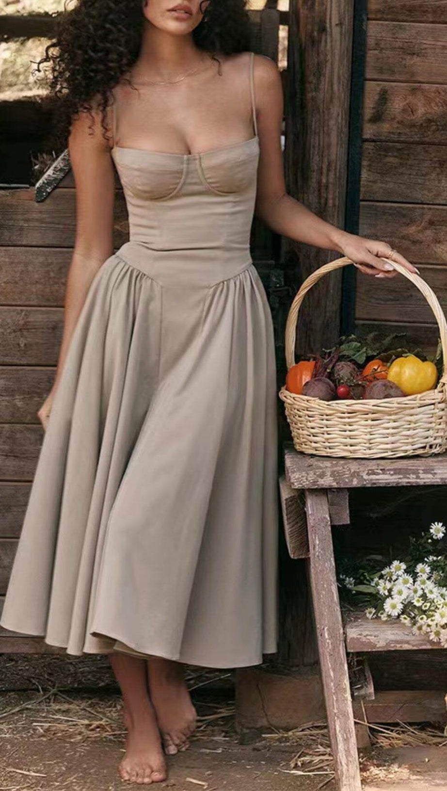 Taupefarbenes Sommerkleid mit Gürtel