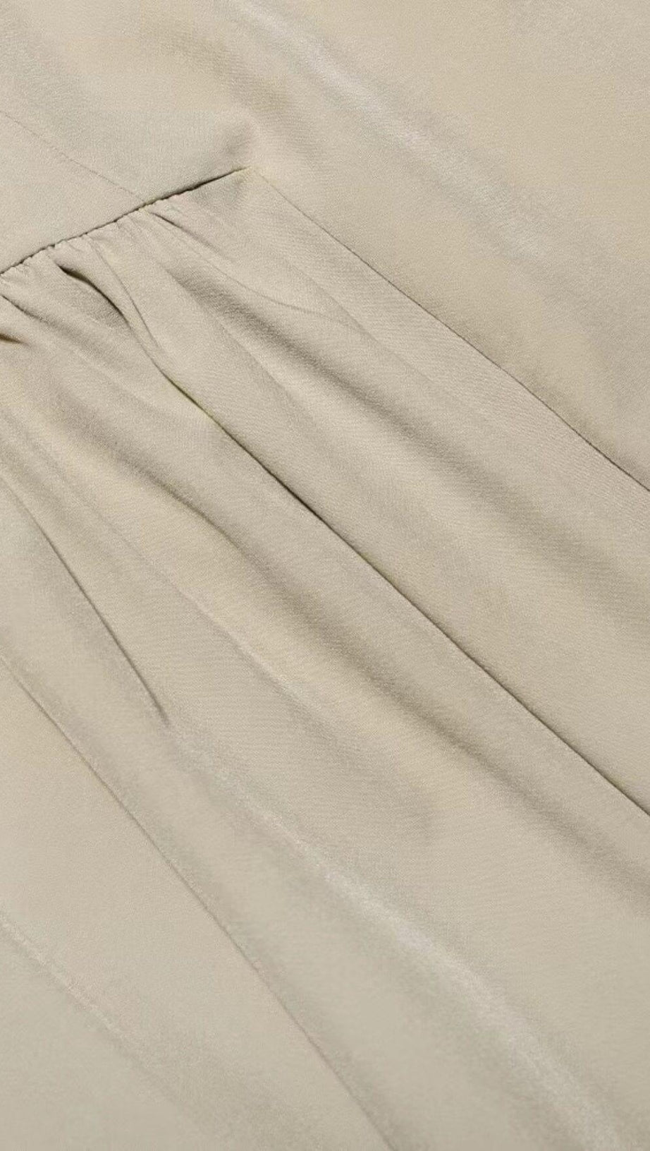 Taupefarbenes Sommerkleid mit Gürtel