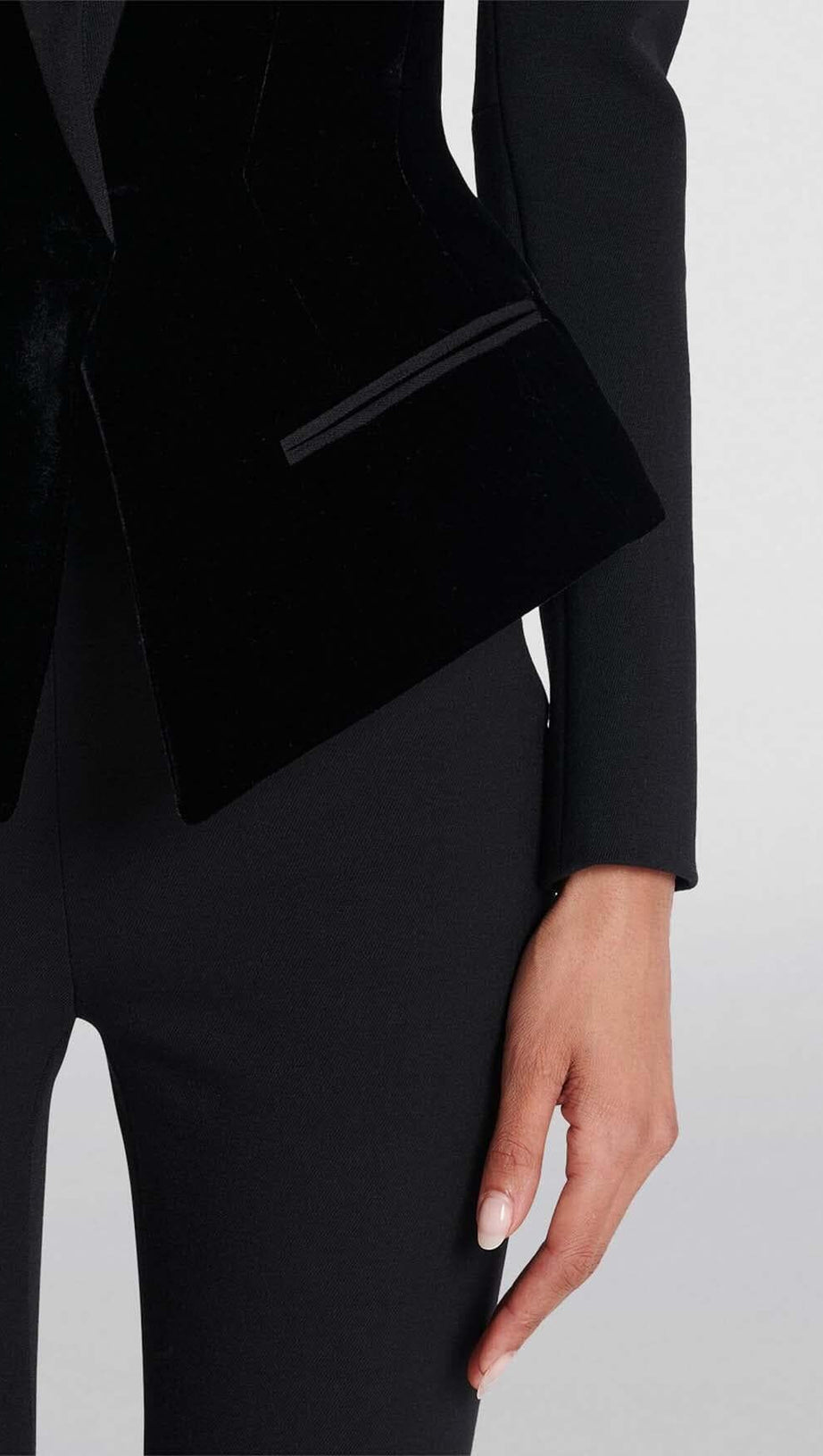 V NECK TWO POCKETS BLAZER IN BLACK