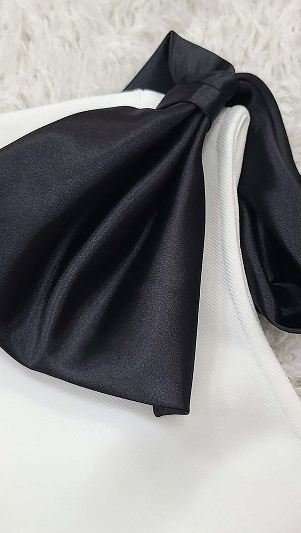 AIIZIE CUT OUT ONE-SHOULDER MAXI DRESS IN WHITE - product image