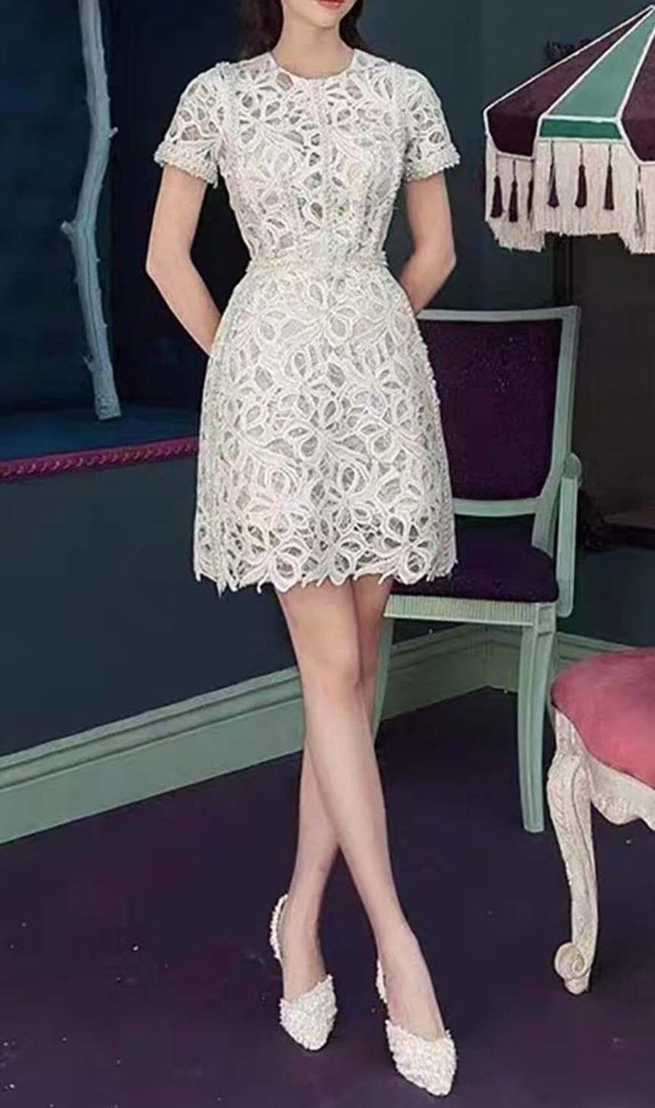 MIDIKLEID AUS SPITZE IN WEISS