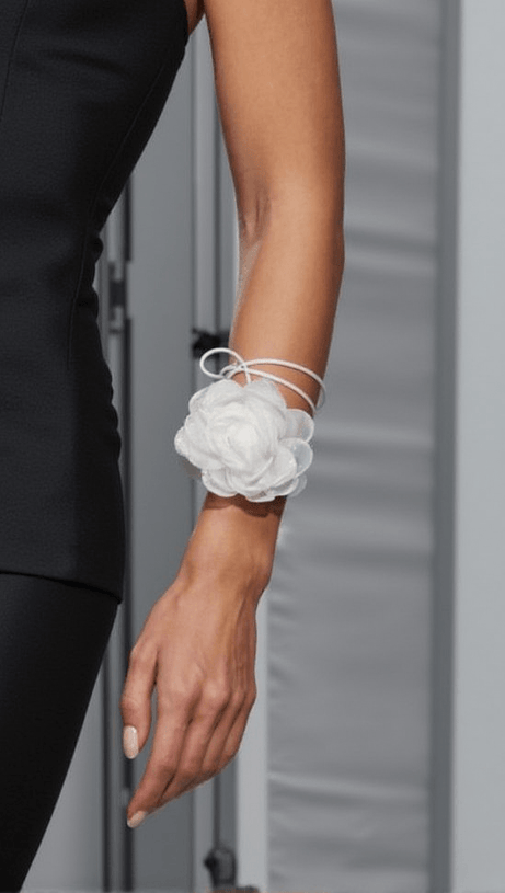 ROSIE WHITE FLOWER MESH CHOKER