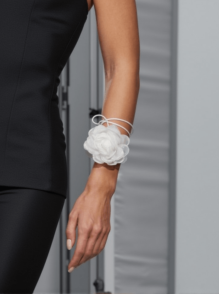 ROSIE WHITE FLOWER MESH CHOKER