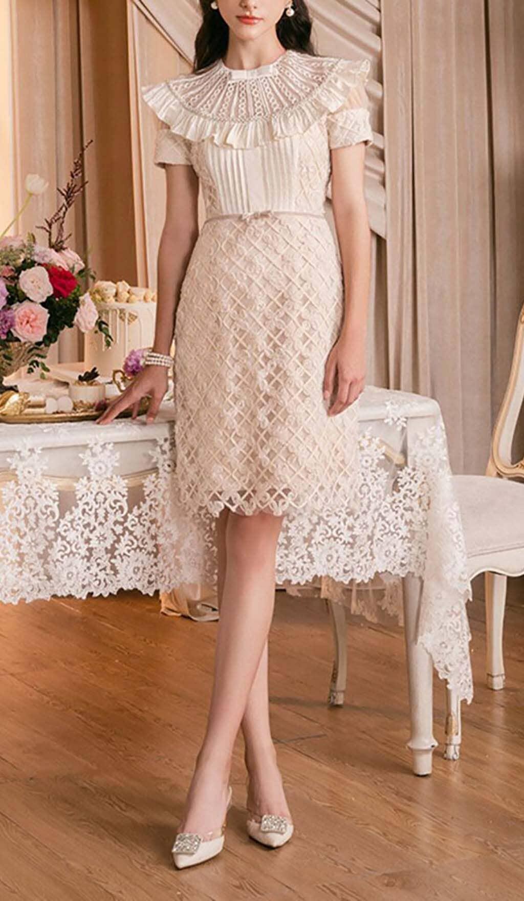 MIDIKLEID MIT RÜSCHENSTICKEREI IN WEISS