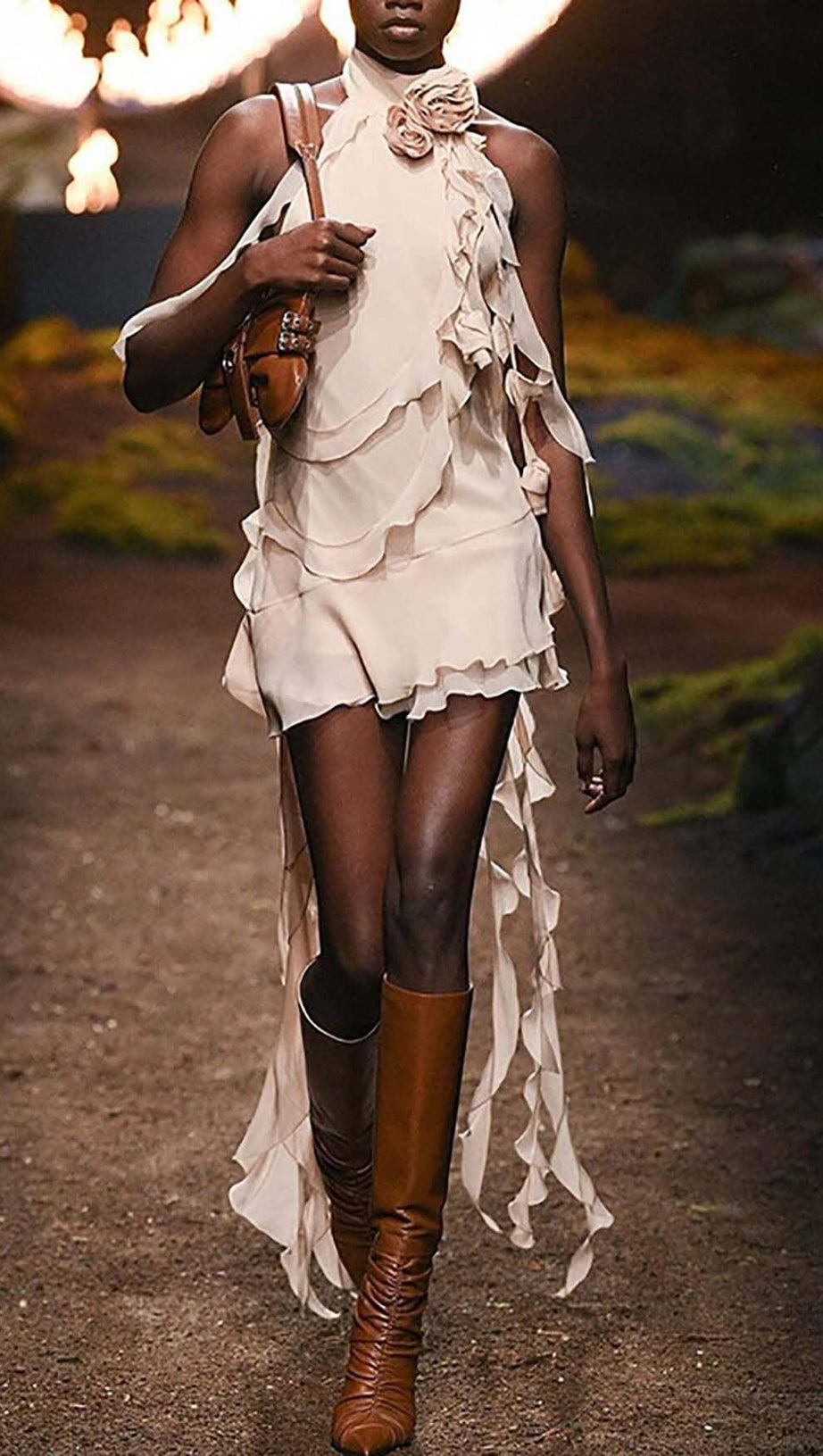 ÄRMELLOSES MINIKLEID MIT RÜSCHEN IN WEISS