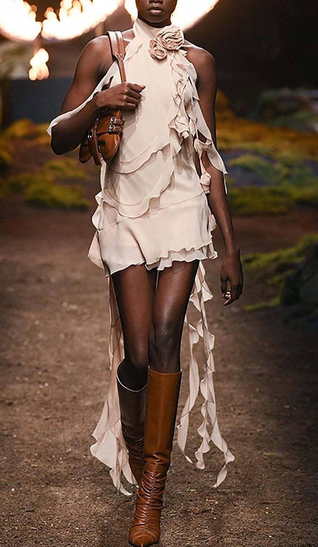 ÄRMELLOSES MINIKLEID MIT RÜSCHEN IN WEISS