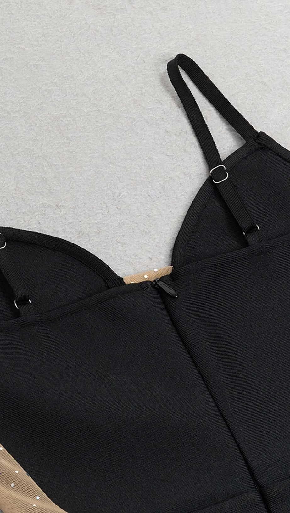 HIGH-LOW-KLEID MIT SPAGHETTI-TRÄGERN IN SCHWARZ