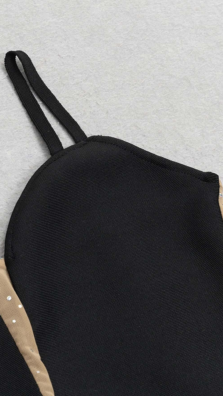 HIGH-LOW-KLEID MIT SPAGHETTI-TRÄGERN IN SCHWARZ