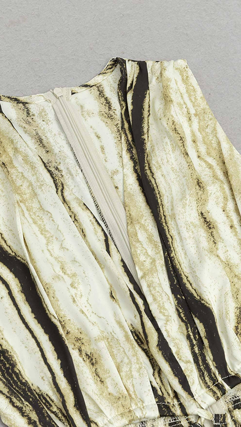 V-NECK SLEEVELESS STRIPE JUNPSUIT