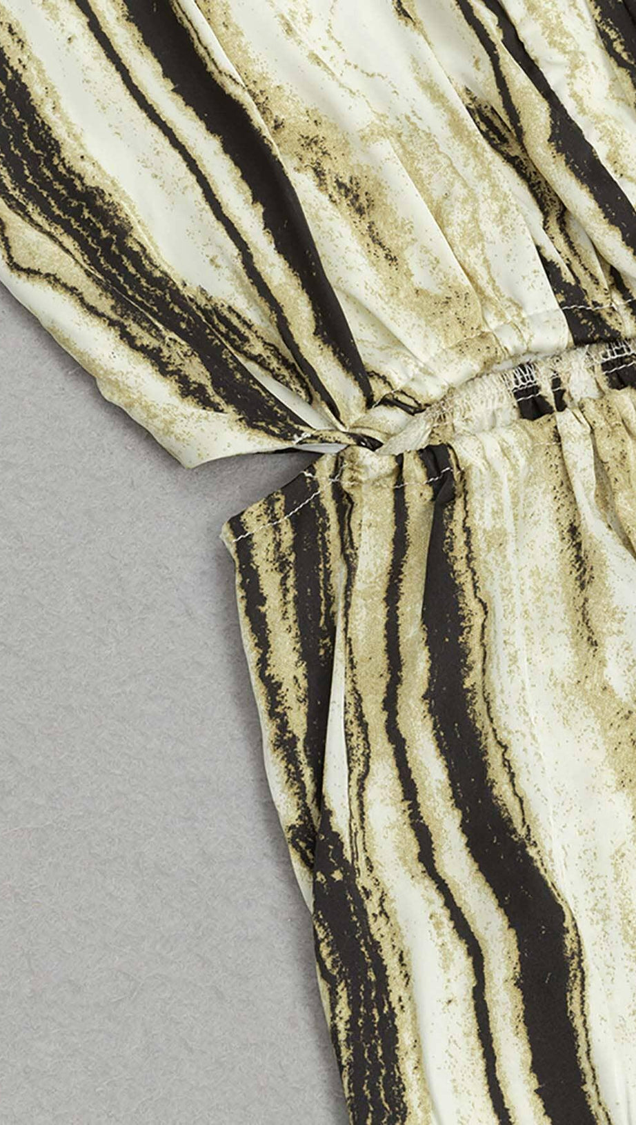 V-NECK SLEEVELESS STRIPE JUNPSUIT