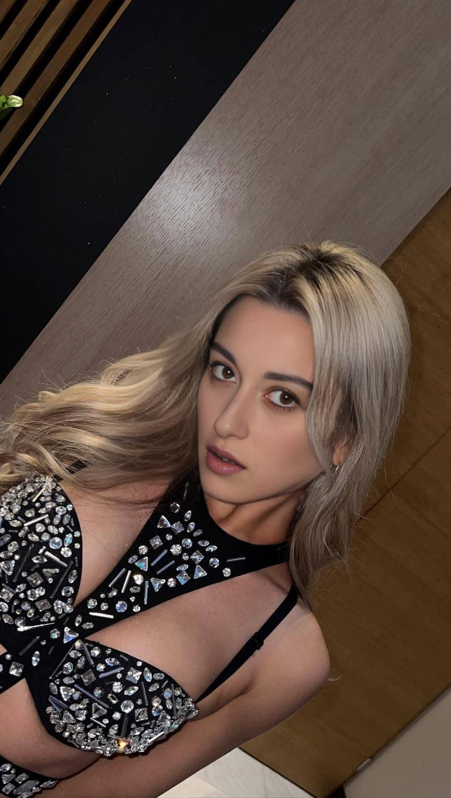 Ärmelloser Jumpsuit mit Pailletten und Cut-Outs in Schwarz