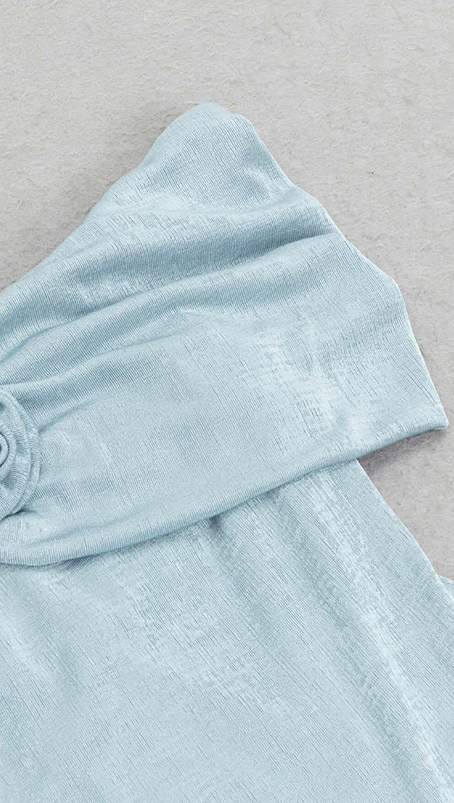 ABITO LUNGO CON SPALLE SCOPERTE E VOLANT IN BLU SFUMATURE