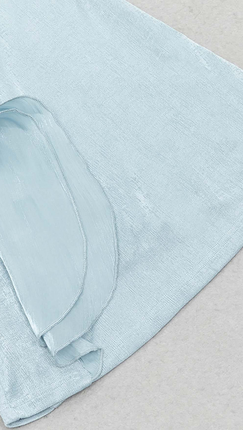 ABITO LUNGO CON SPALLE SCOPERTE E VOLANT IN BLU SFUMATURE