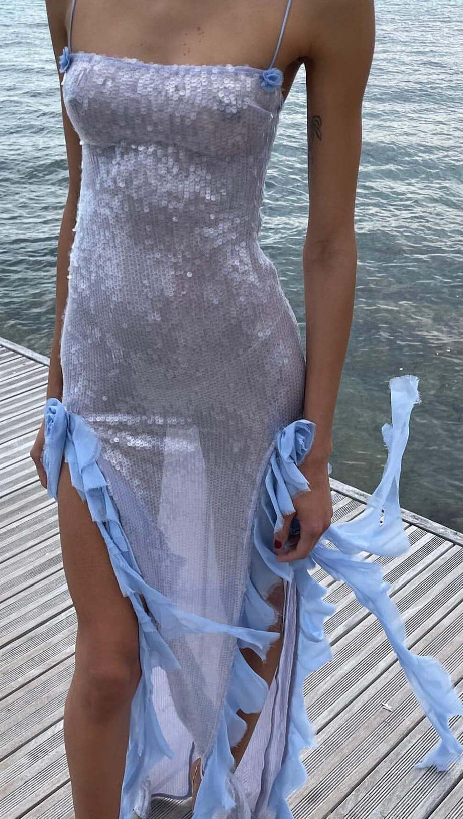 Maxikleid mit Spaghettiträgern und Rüschen in Himmelblau