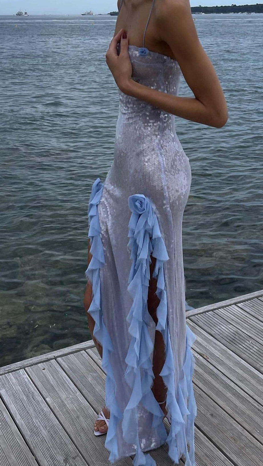 Maxikleid mit Spaghettiträgern und Rüschen in Himmelblau