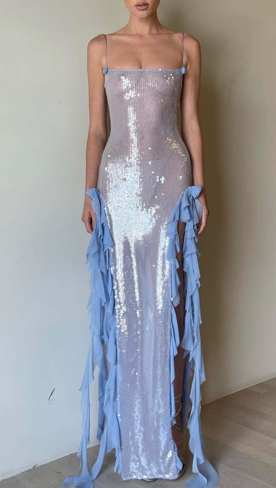 Maxikleid mit Spaghettiträgern und Rüschen in Himmelblau