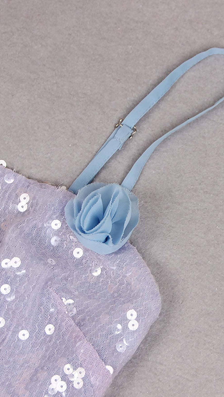 Maxikleid mit Spaghettiträgern und Rüschen in Himmelblau