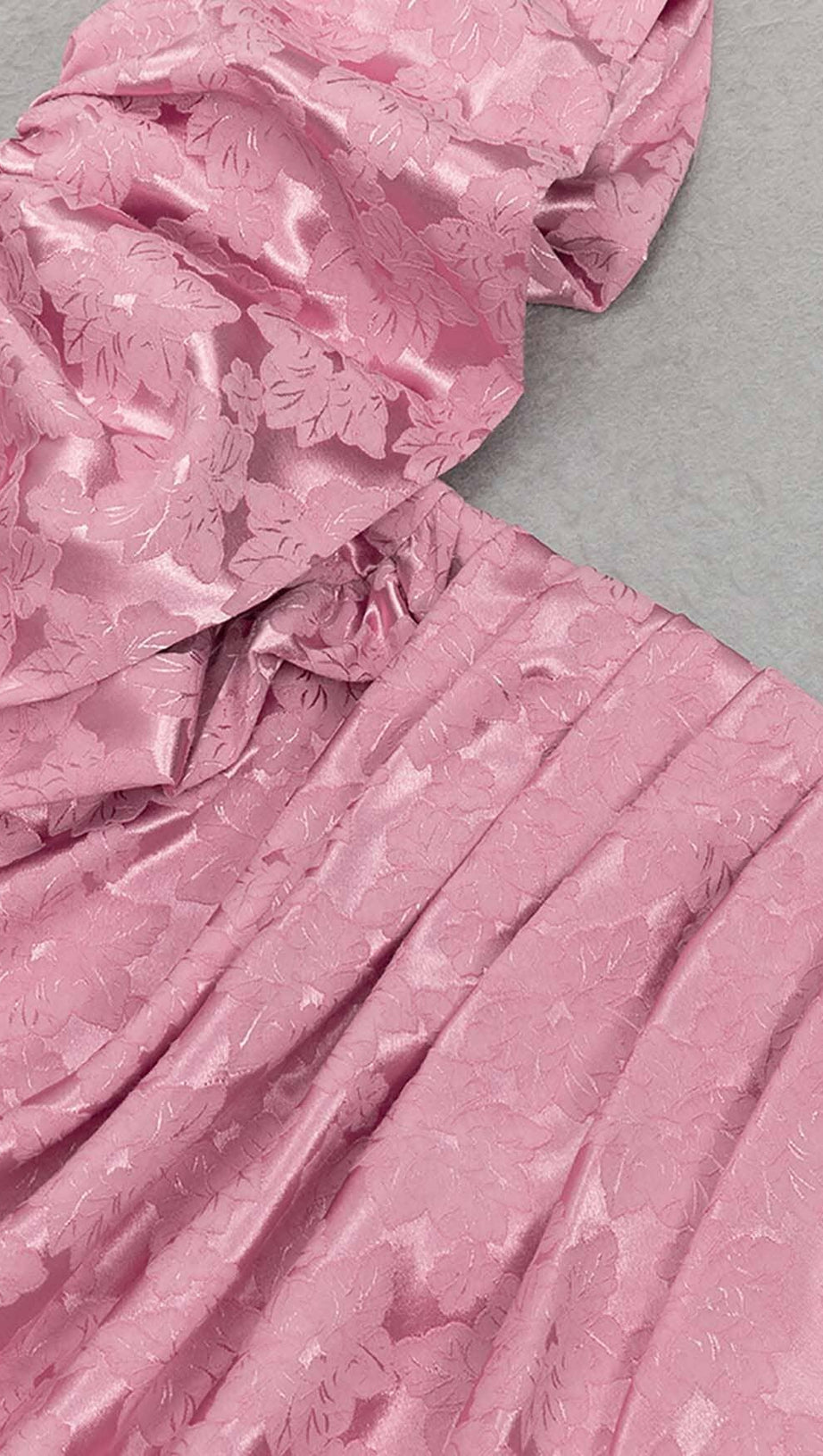 MINIKLEID MIT RÜSCHEN UND RÜSCHEN IN ROSA