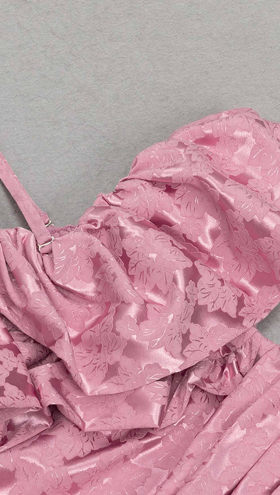 MINIKLEID MIT RÜSCHEN UND RÜSCHEN IN ROSA