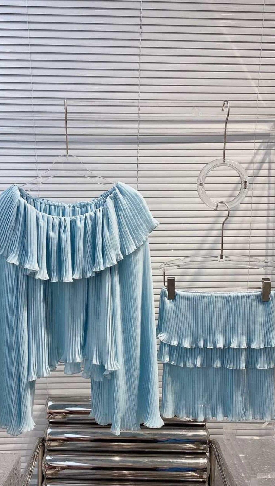 COMPLETO DUE PEZZI A FASCE CON SPALLE SCOPERTE IN BLU