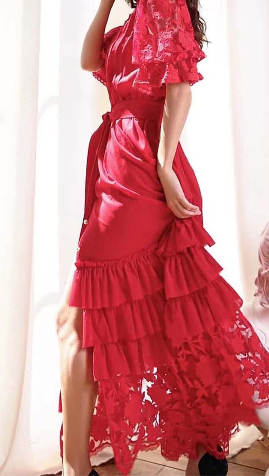 MAXIKLEID AUS SPITZE MIT NÄHTEN IN ROT