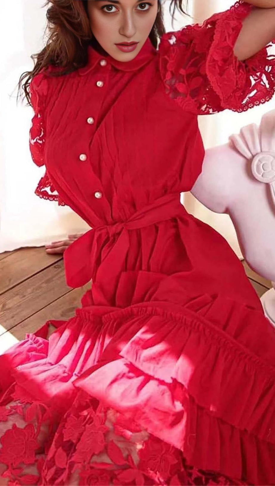 MAXIKLEID AUS SPITZE MIT NÄHTEN IN ROT