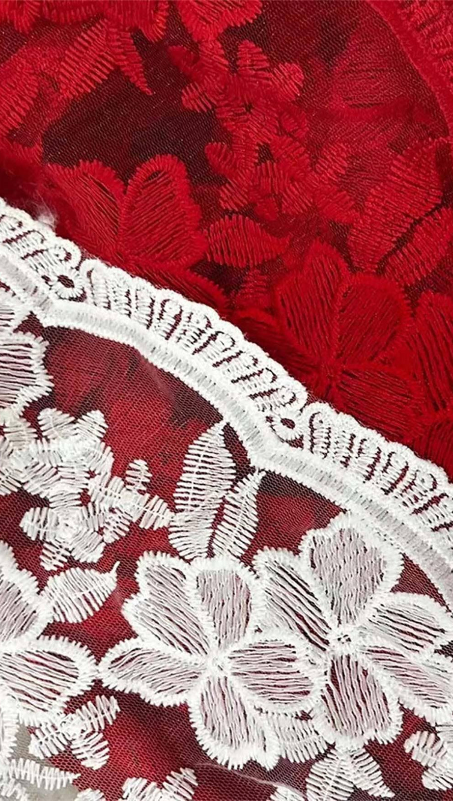 MAXIKLEID AUS SPITZE MIT NÄHTEN IN ROT