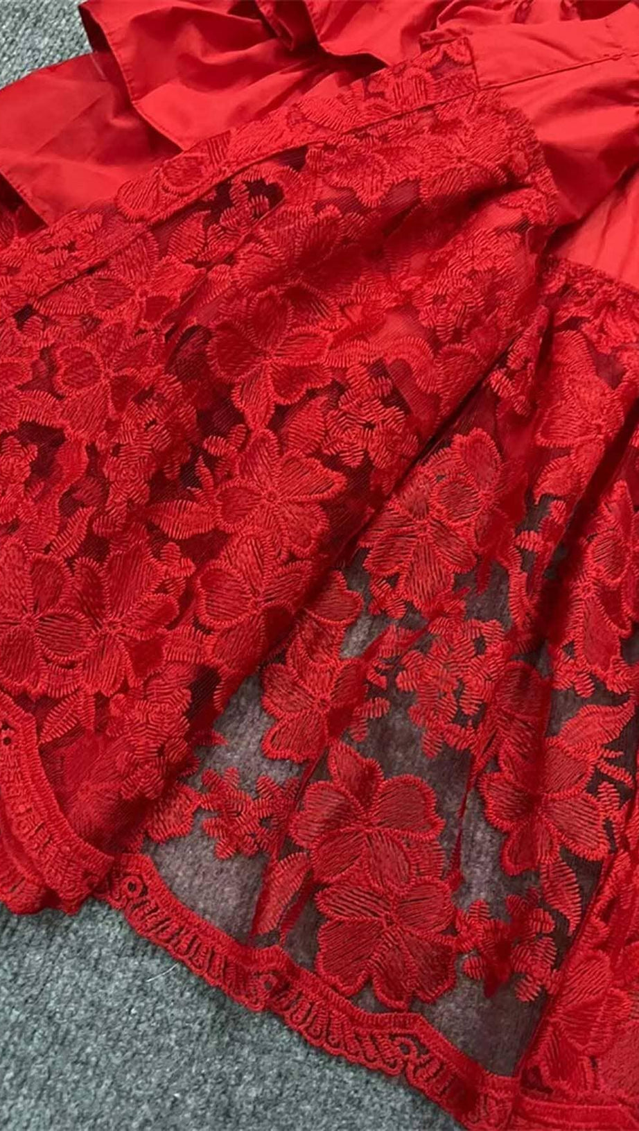 MAXIKLEID AUS SPITZE MIT NÄHTEN IN ROT