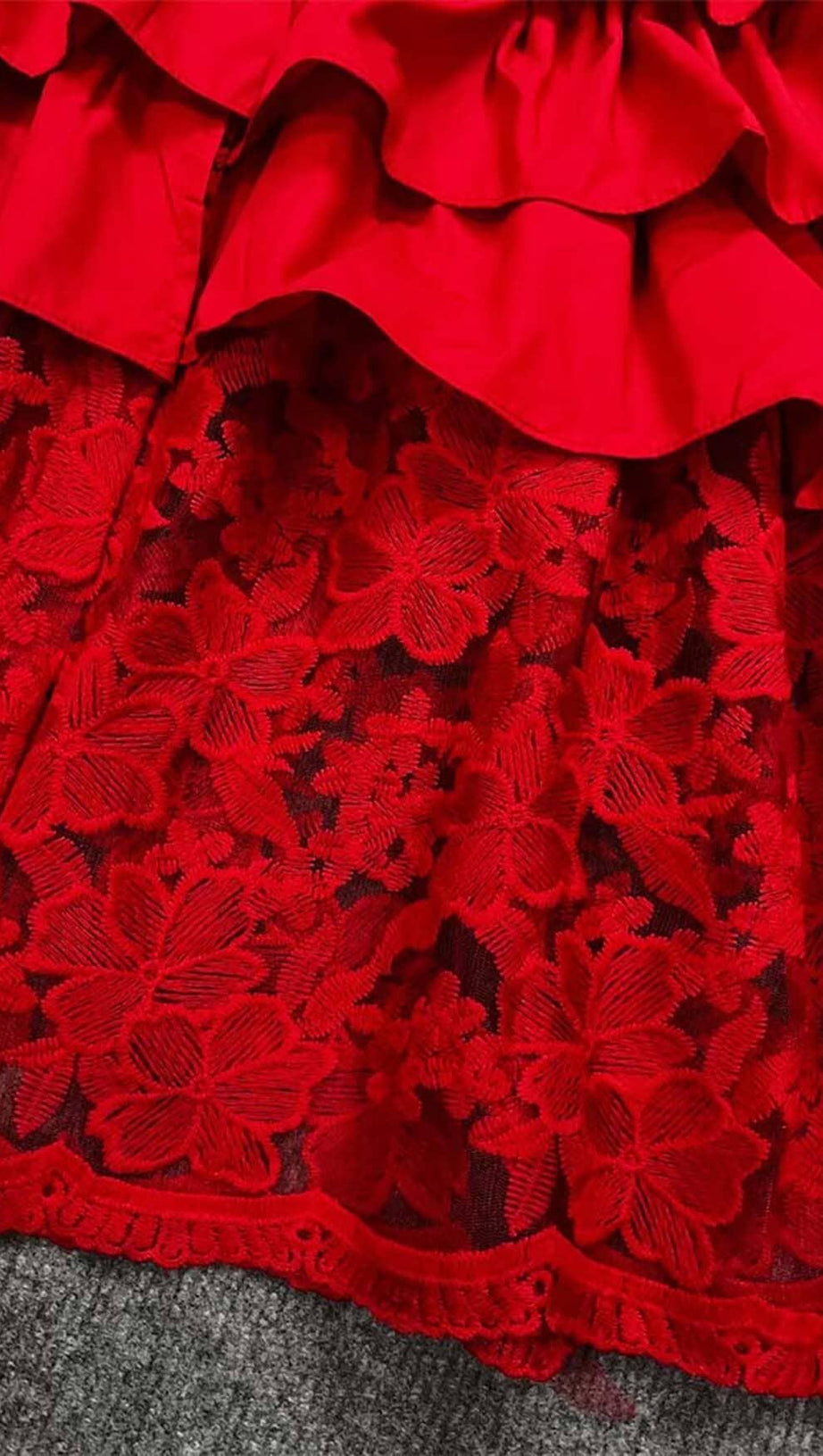 MAXIKLEID AUS SPITZE MIT NÄHTEN IN ROT