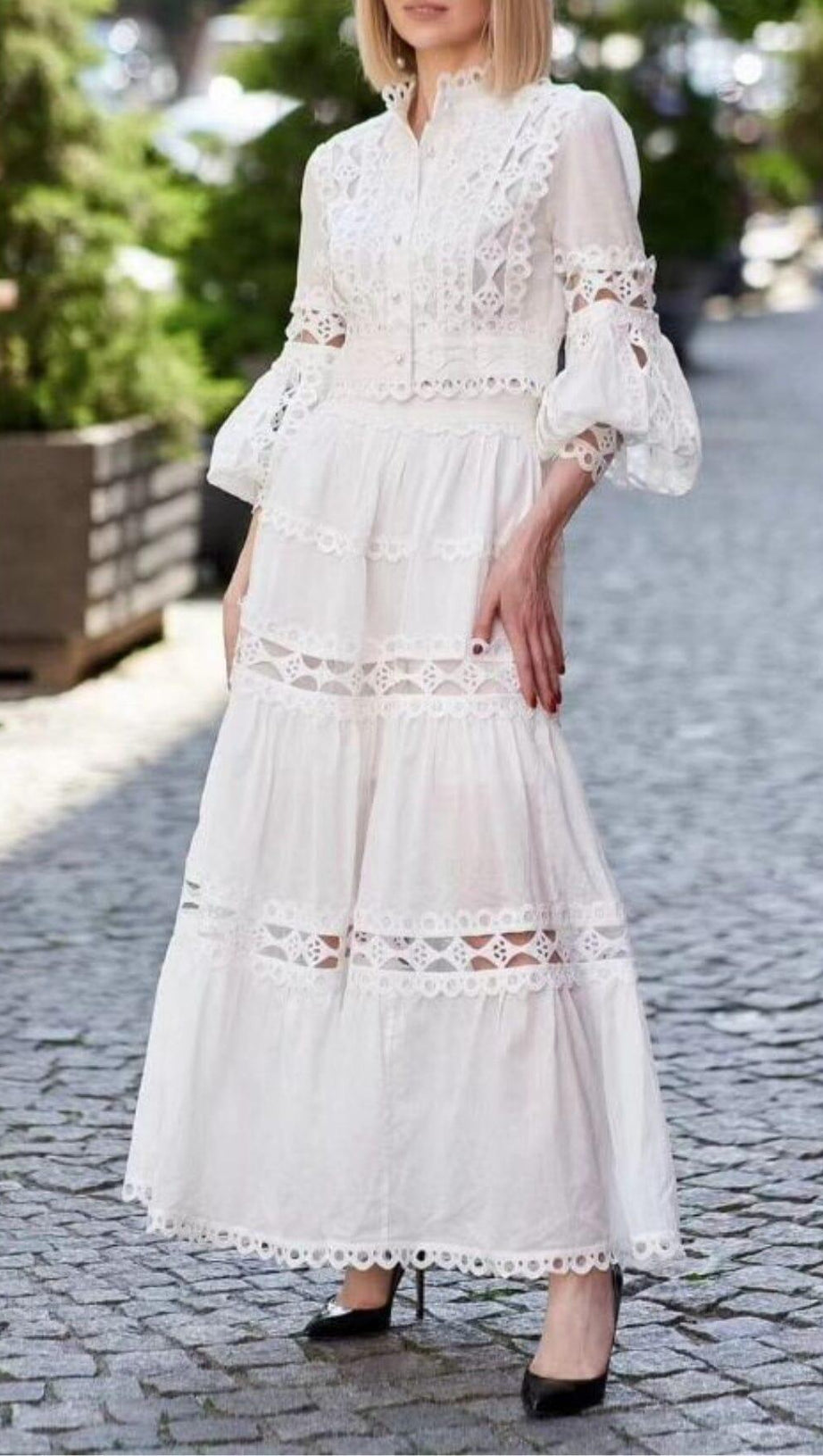 LANGES, AUSGESTELLTES, STUFEN-MIDIKLEID MIT PUFFÄRMELN IN WEISS