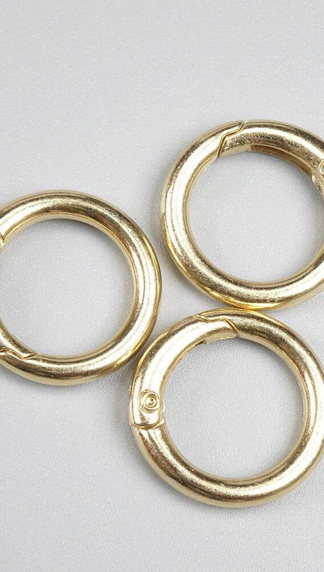 ABITO LUNGO A MANICHE LUNGHE CON DECORAZIONI IN NERO