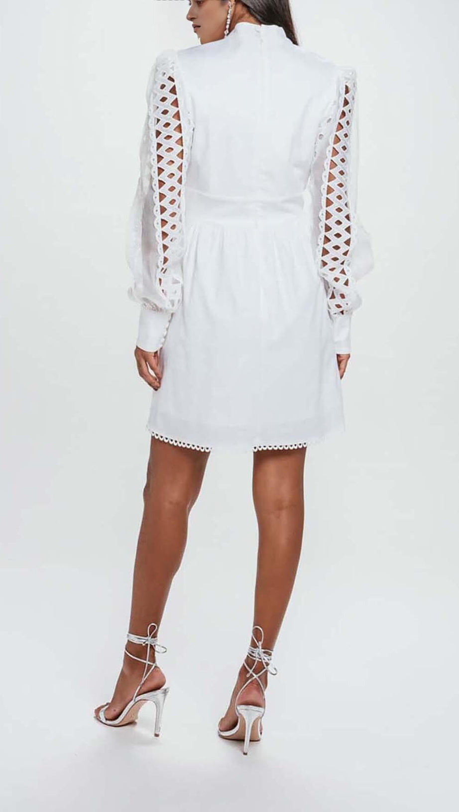 MINI ABITO BIANCO CON DECORAZIONI A MANICHE LUNGHE E OCCHIELLI