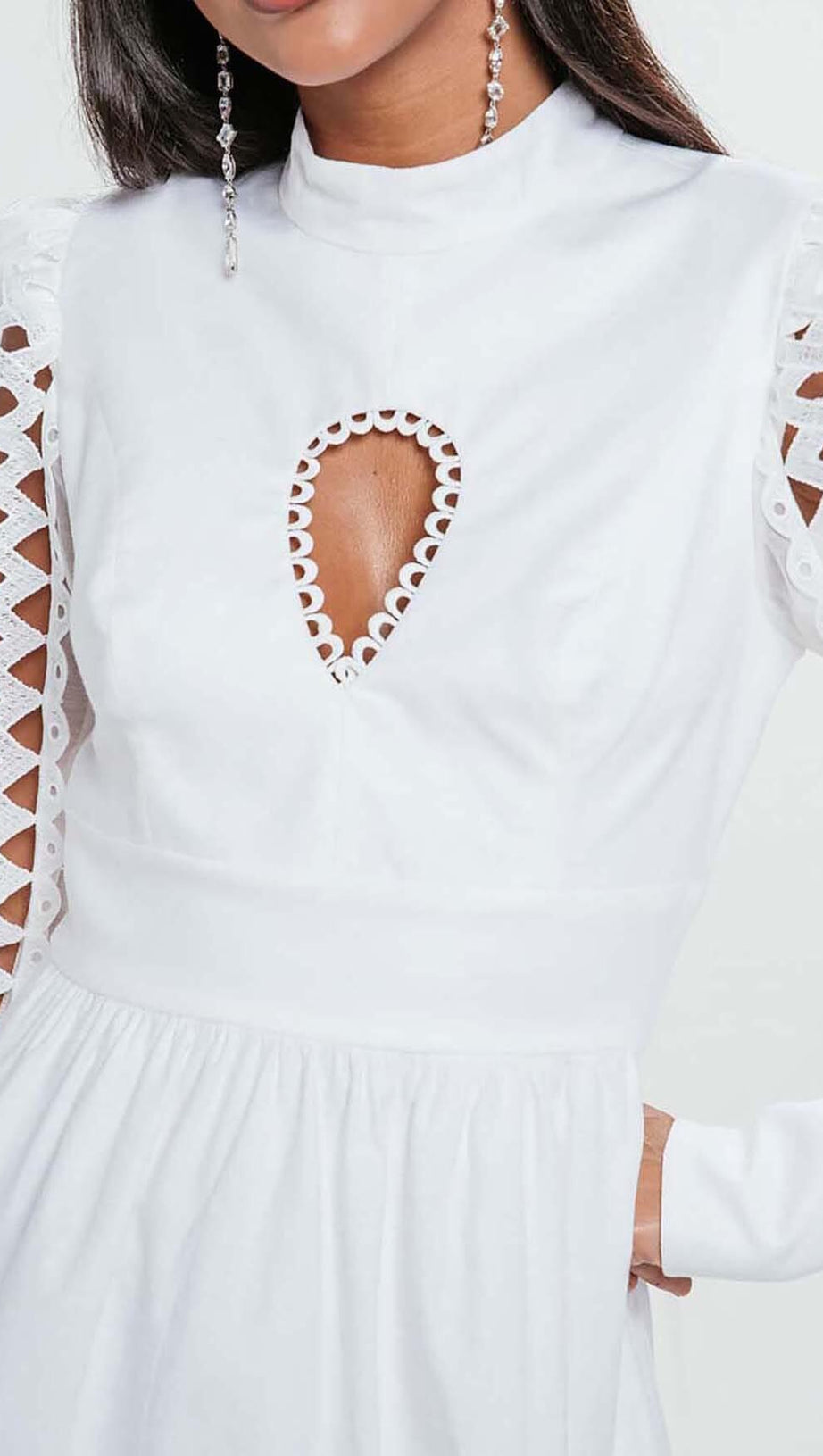 MINI ABITO BIANCO CON DECORAZIONI A MANICHE LUNGHE E OCCHIELLI