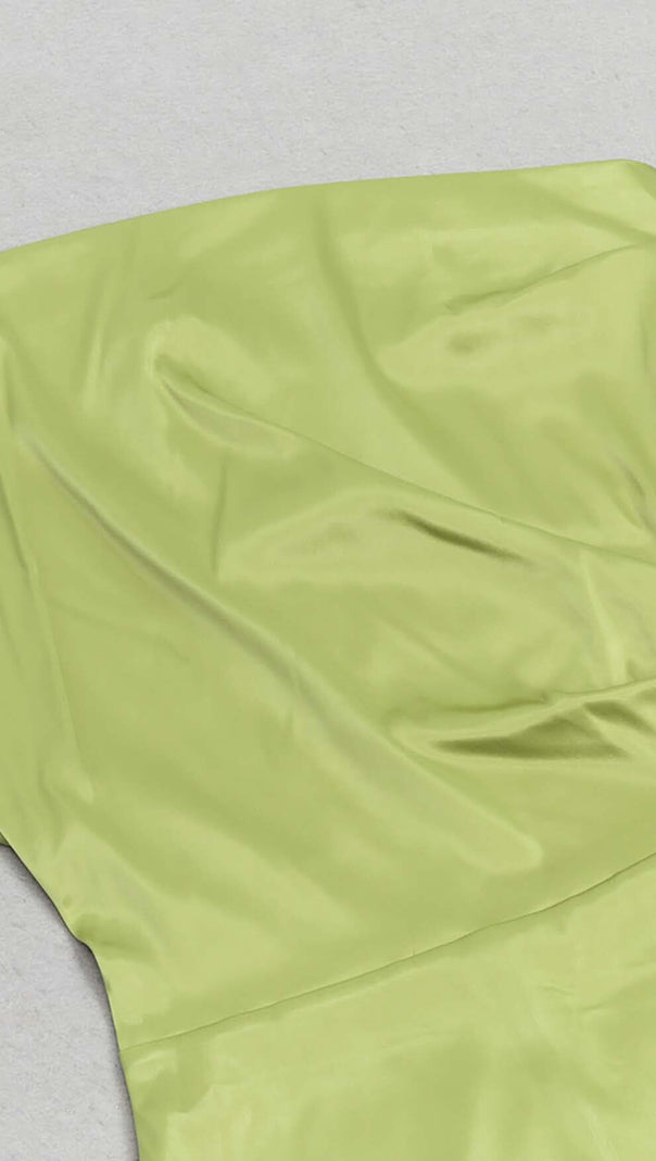 ONE-SHOULDER-MAXIKLEID AUS SATIN MIT SCHLITZ IN GRÜN