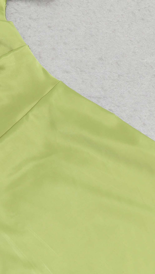 ONE-SHOULDER-MAXIKLEID AUS SATIN MIT SCHLITZ IN GRÜN