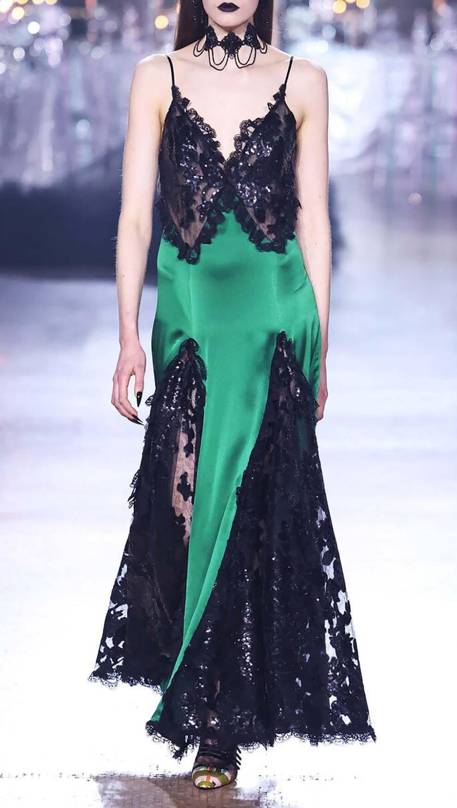 MAXIKLEID AUS SEIDENSATIN MIT RÜSCHEN IN GRÜN