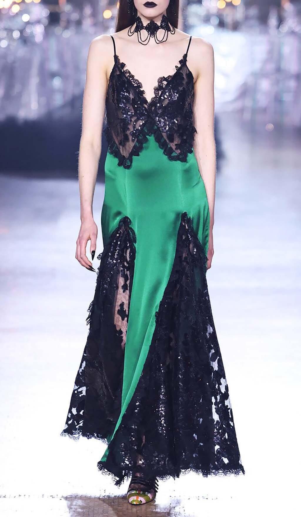 ABITO LUNGO IN RASO DI SETA CON VOLANT VERDE