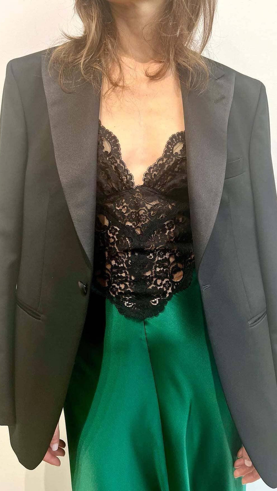 MAXIKLEID AUS SEIDENSATIN MIT RÜSCHEN IN GRÜN